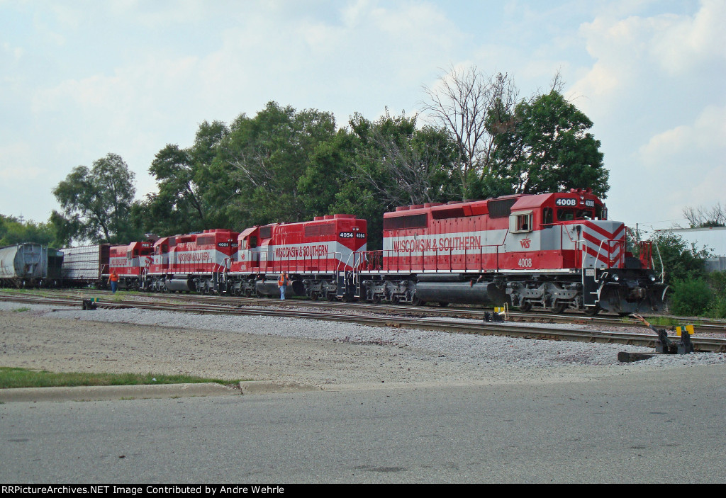 WSOR 702 trailing three SD40-2s switching